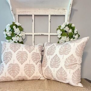 🌸Tommy Bahama Cream and Tan Leaf Pattern Pillows🏝️